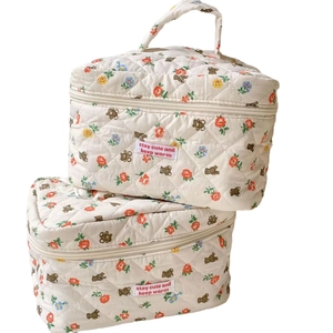 Borsa da trucco trapuntata con fiori e orsetti, set capiente con manico portatile