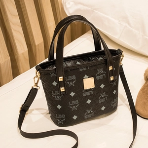 Schwarze Beuteltasche mit blauem Geometrie-Print, Doppelgriffen und Schultergurt