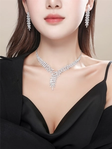 Gros plan d'une parure de collier et boucles d'oreilles en strass brillant pour mariages