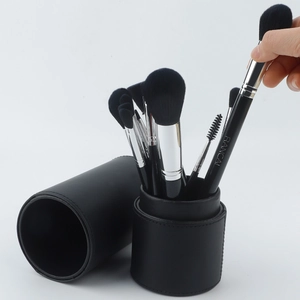 Vue détaillée d'un ensemble professionnel de 12 pinceaux de maquillage noirs avec étui