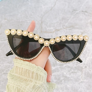 Occhiali da sole cat-eye con fiori di perle e strass su montatura nera lucida