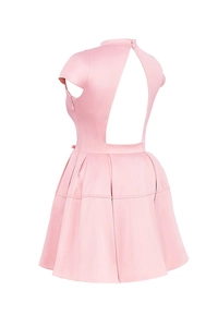 Dettaglio del mini abito rosa senza schienale con orlo a pieghe e tessuto elastico