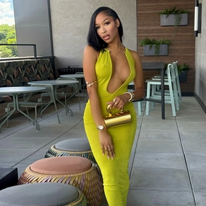 Robe longue élégante chartreuse à licou avec décolleté en V profond et coupe ajustée