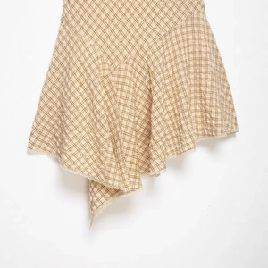 Mini-jupe à carreaux marron tendance avec ourlet asymétrique et dentelle beige