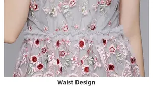 Detailansicht der elastischen Taille mit Blumenstickerei auf grauem Netzkleid
