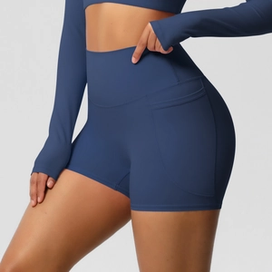 Détail du short de yoga bleu foncé à taille haute avec poche latérale et tissu fitness