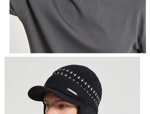 Gros plan détaillé du bonnet d'hiver en tricot avec visière, cache-oreilles et étiquette