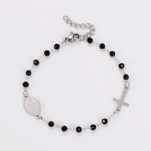 Vue macro du bracelet chapelet en acier inoxydable avec perles noires et croix