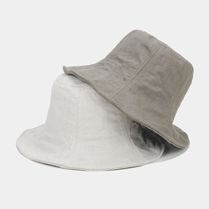 Dettaglio della trama in lino naturale dei cappelli da sole pieghevoli beige e grigi