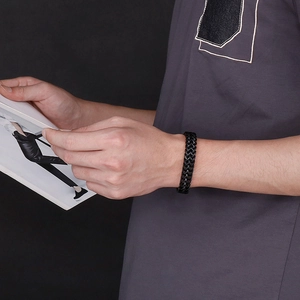 Dettaglio del bracciale da uomo in acciaio al titanio intrecciato a doppia fila nero