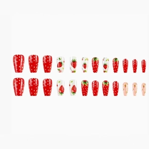 Set unghie finte a tema fragola con pois rossi e illustrazioni floreali delicate