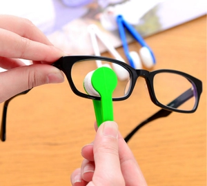 Portable eyeglass cleaning clip with microfiber heads for dual-sided lens wiping