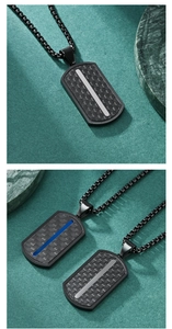 Dettaglio di pendenti militari in fibra di carbonio con inserti blu e argento lucidi