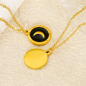 Collier en acier titane avec pendentif lune en émail et disque miroir doré sur chaîne