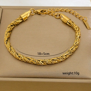 Detail view of gold braided chain bracelet with 18+5cm size and 10g weight specs