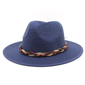 Dettaglio del cappello Fedora in paglia blu navy con nastro colorato e trama intrecciata