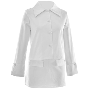 Frontansicht eines weißen langärmeligen Cardigan-Sets mit passendem Minirock für Damen