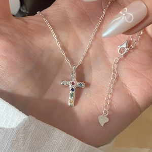 Collana con croce in argento sterling S925 lucido con texture e zirconi multicolori