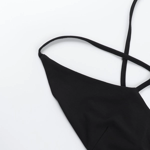 Dettaglio del body nero che mostra il design delle spalline sottili incrociate dietro