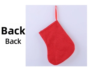 Vue détaillée de l'arrière d'une petite chaussette de Noël rouge pour des cadeaux