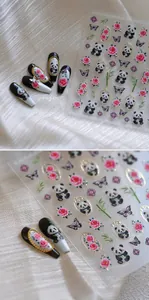 Detail von M-862 Panda-Nagelstickern mit goldgeprägten Blumenmustern auf Seide
