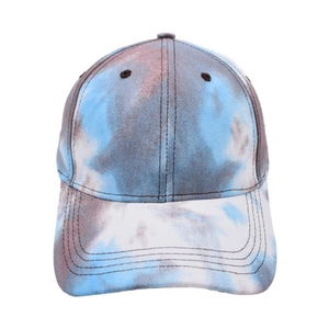 Détails de la casquette tie-dye avec coutures renforcées et œillets noirs brodés