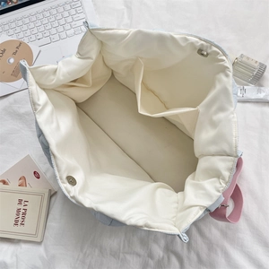 Interno spazioso della borsa tote trapuntata blu con chiusura magnetica e tracolla rosa