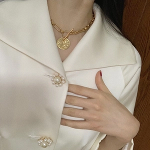 Collana a catena dorata spessa con ciondolo a moneta vintage e chiusura a levetta OT