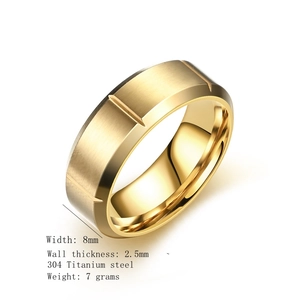 Detailansicht eines 8mm gebürsteten goldfarbenen Titanstahlrings mit Spezifikationen
