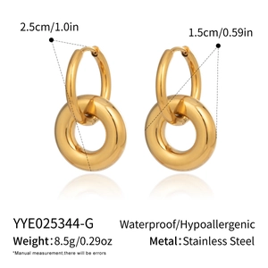 Detailed sizing guide for 18K gold-plated double hoop earrings with dimensions and weight