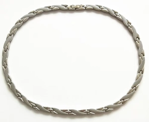 Gros plan du bracelet en alliage argenté à motif de dragon avec fermoir déployant robuste