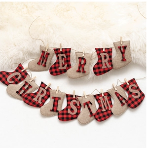 Détail de bannière de Noël avec chaussettes en feutre à carreaux et lettres Merry Christmas