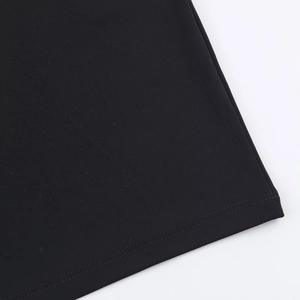 Dettaglio di cucitura a doppio ago e trama in maglia nera sull'orlo di un abito alla moda