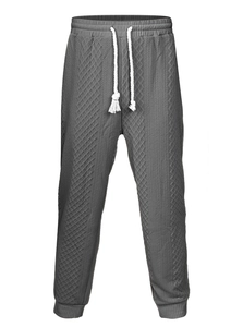 Détail du jogging gris foncé montrant la texture tricotée et le cordon de serrage blanc