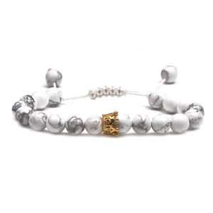 Bracciale di perline in turchese bianco con corona dorata e cordino intrecciato regolabile