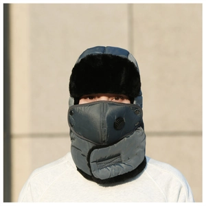 Détail du bonnet d'hiver avec doublure en fourrure et masque facial à valve respiratoire