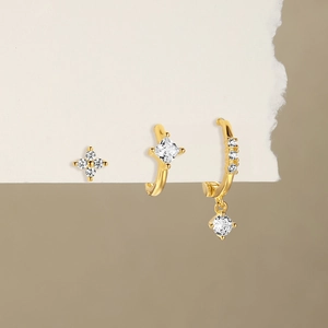 Détail du lot de trois boucles d'oreilles plaquées or 18 carats avec micro-zircons