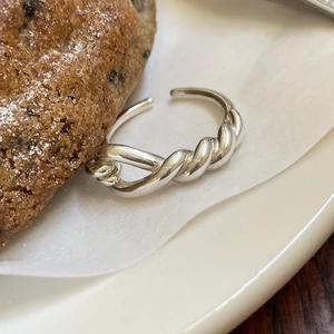 S925 sterling silver knotted ring with mirror polished finish and adjustable open band