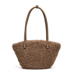 Sac fourre-tout marron en peluche avec poignées en cuir et texture laine bouclée