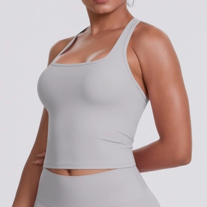 Détail du débardeur de yoga gris avec tissu sans couture et coupe athlétique