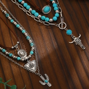 Bohemian meerlaagse ketting met turquoise kralen, zilveren stierenkop en cactus hangers