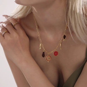 Collier doré avec pendentif poisson et pierres en zircon colorées pour femmes