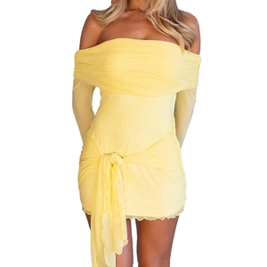 Abito corto giallo con spalle scoperte, maniche lunghe e coulisse in vita