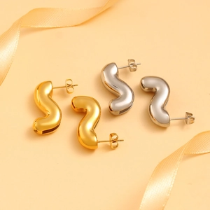 Boucles d'oreilles tendance en forme de S texturées en plaqué or et argent
