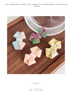 Detail showing acetate bow hair clip dimensions 4.8cm on a rustic wooden tray