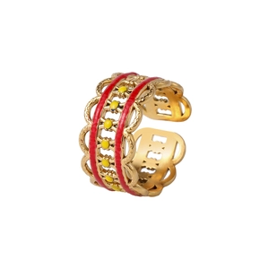 Vue détaillée de la texture ondulée creuse sur une bague dorée avec émail rouge et jaune