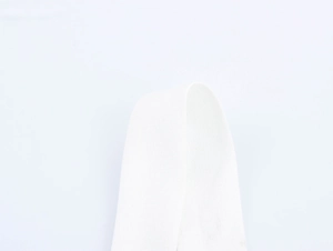 Détail en gros plan de la sangle en tissu texturé blanc sur le crop top sexy
