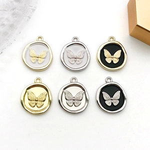 Detailansicht Schmetterling Anhänger aus Legierung in Gold und Silber für DIY Schmuck