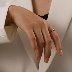 Détail d'une bague œil maléfique plaquée or 18 carats avec émail bleu et zircons