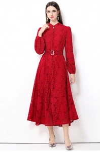 Robe longue en dentelle rouge avec col montant, manches lanternes et ceinture assortie